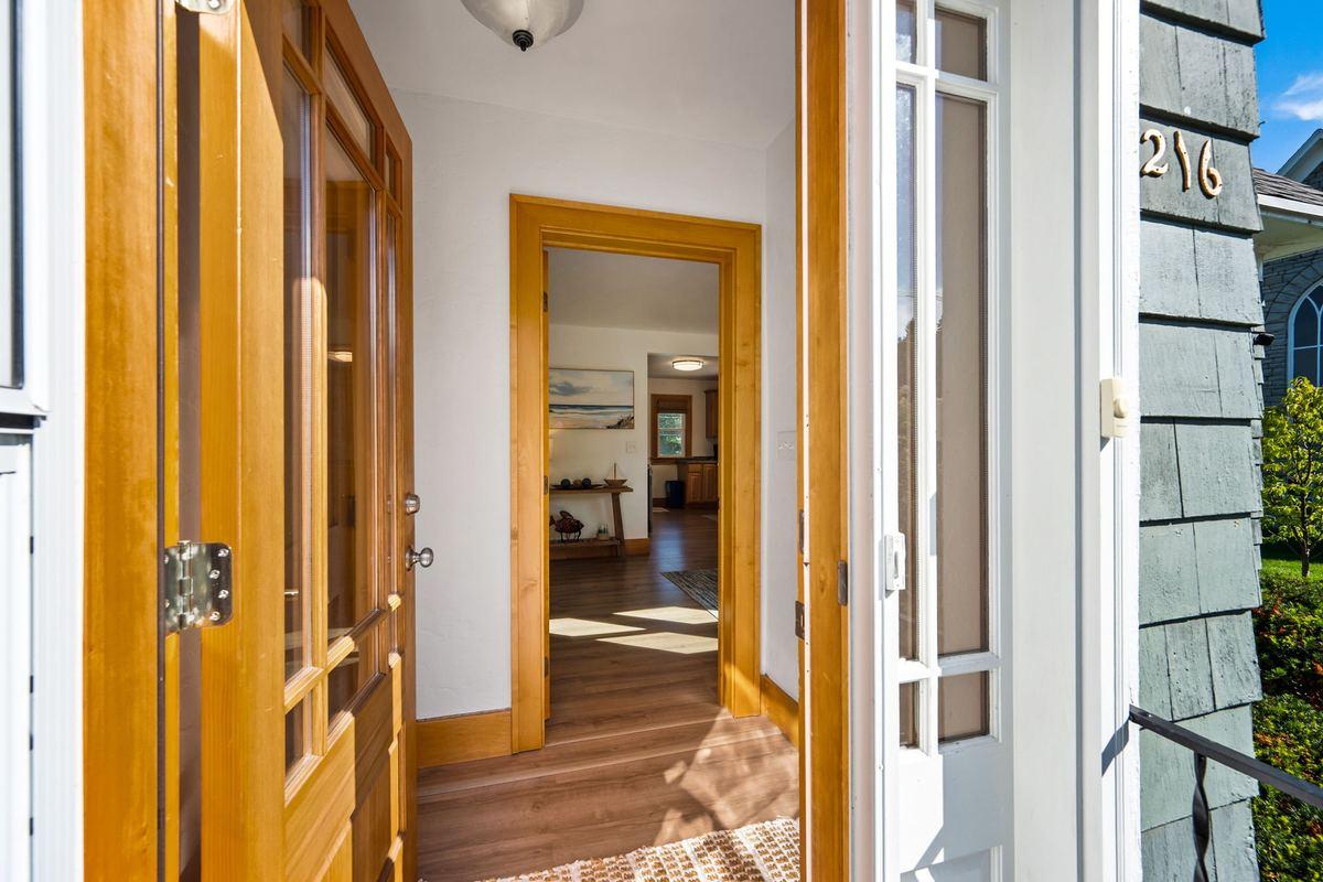 216 W. Maple Street — photo 3