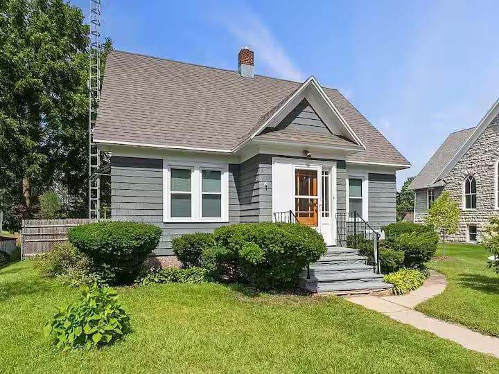 216 W. Maple Street — exterior